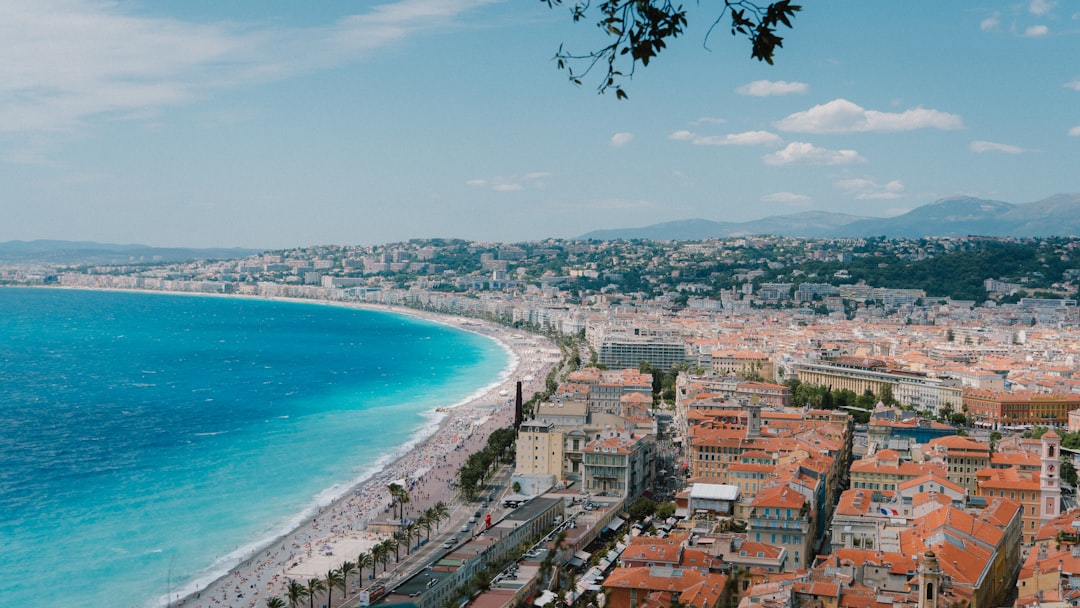Installateur de pompe à Nice : pro local et contraintes